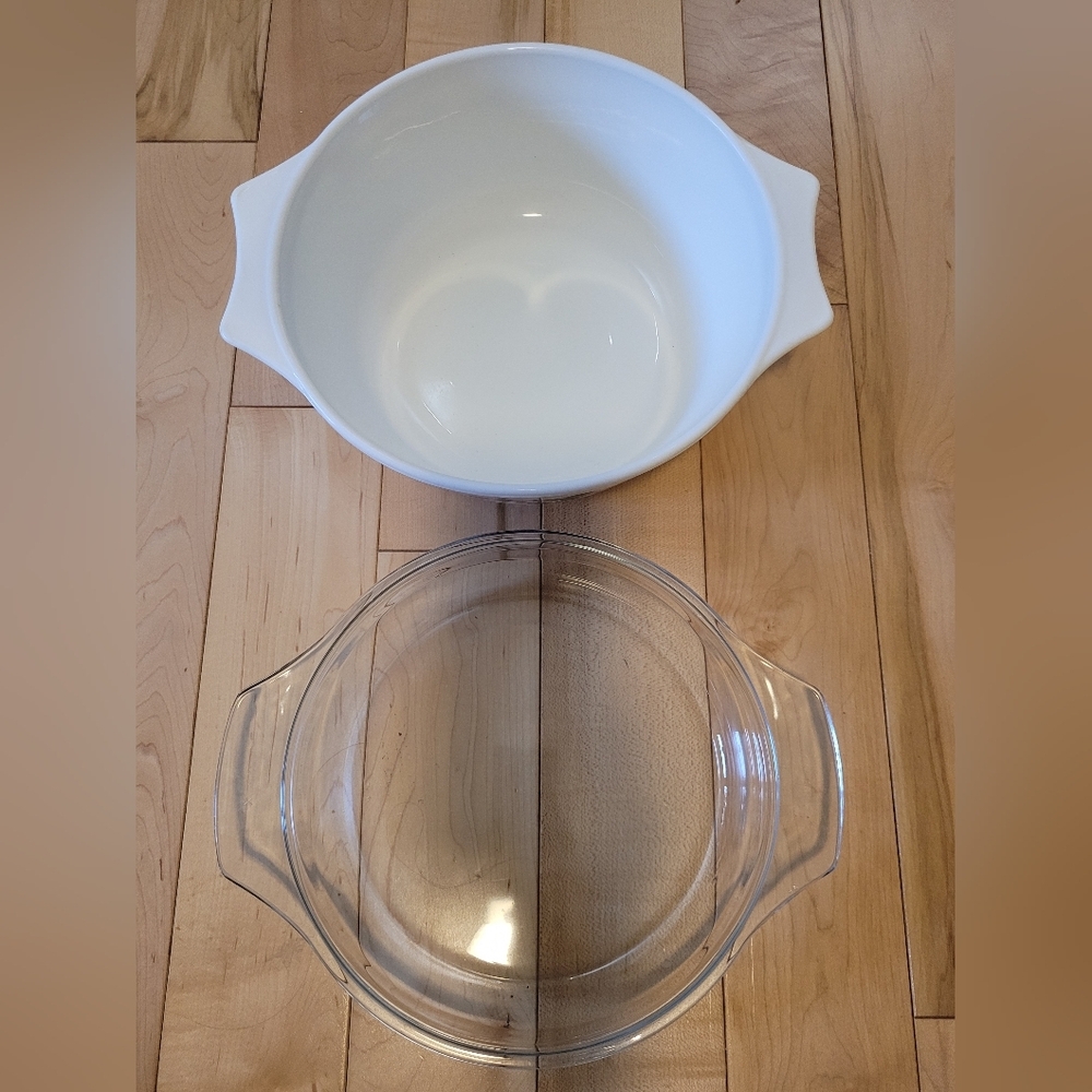 Vintage Pyrex Spring Blossom baking dish, minor chip in lid, see pictures - Picture 2 of 6